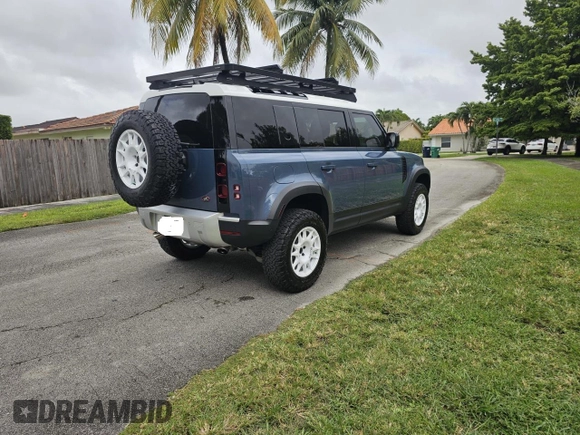 2023 Land Rover Defender z VIN SALEK7EX3P2143434, wystawiony jako Copart lot #65850115 z przebiegiem 16 809 mil mil oraz Czysty tytuł • Clean title. Historia ofert i sprzedaży dostępna na DreamBid. Obrazek 4.