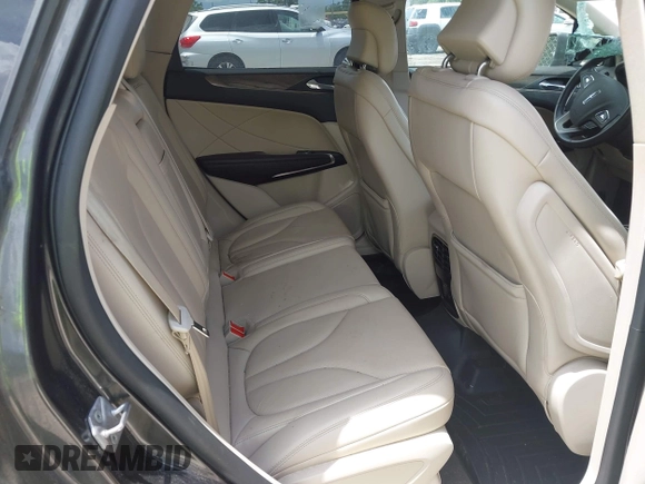 2019 Lincoln MKC Reserve z VIN 5LMCJ3C99KUL03532, wystawiony jako IAAI lot #42595874 z przebiegiem 80 875 mil mil oraz . Historia ofert i sprzedaży dostępna na DreamBid. Obrazek 8.