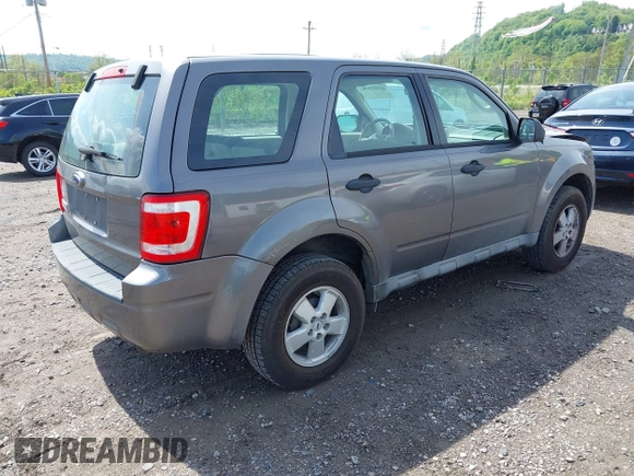 2009 Ford Escape XLS z VIN 1FMCU02709KC11692, wystawiony jako IAAI lot #42202890 z przebiegiem 155 243 mil mil oraz . Historia ofert i sprzedaży dostępna na DreamBid. Obrazek 4.