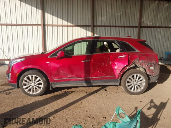 2019 Cadillac XT5 Premium Luxury FWD z VIN 1GYKNERS0KZ157287, wystawiony jako IAAI lot #41106524 z przebiegiem 131 464 mil mil oraz . Historia ofert i sprzedaży dostępna na DreamBid. Obrazek 14.