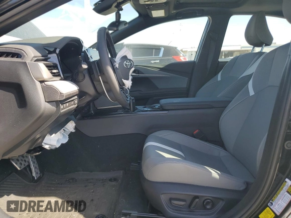 2025 Toyota Camry LE z VIN 4T1DAACK8SU101697, wystawiony jako Copart lot #47858965 z przebiegiem 8 897 mil mil oraz Szkoda całkowita • Salvage title. Historia ofert i sprzedaży dostępna na DreamBid. Obrazek 7.