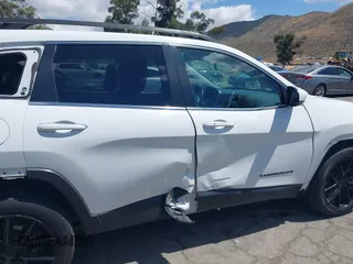 2020 Jeep Cherokee Latitude Plus z VIN 1C4PJLLB5LD625047, wystawiony jako IAAI lot #42246428 z przebiegiem 69 625 mil mil oraz . Historia ofert i sprzedaży dostępna na DreamBid. Obrazek 6.