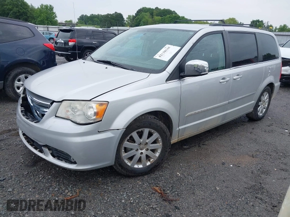 2011 Chrysler Town & Country Touring L z VIN 2A4RR8DG6BR758334, wystawiony jako IAAI lot #42138668 z przebiegiem 182 164 mil mil oraz . Historia ofert i sprzedaży dostępna na DreamBid. Obrazek 2.