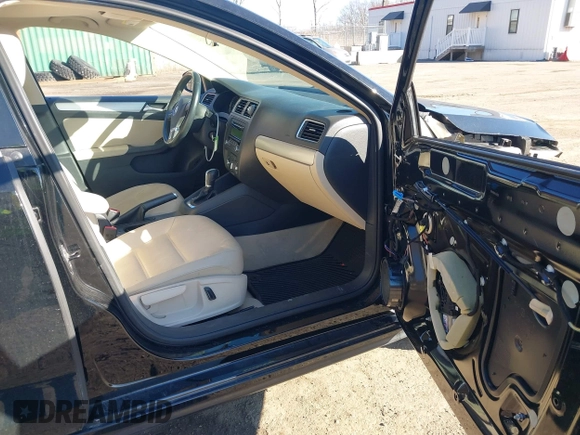 2013 Volkswagen Jetta Sedan SE w/Convenience/Sunroof with VIN 3VWDX7AJ9DM424595, listed as a IAAI auction lot 41807615 with 102,971 mi miles. Bid and sale history available at carsss.com. Image 5.