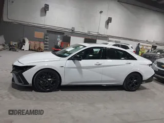 2025 Hyundai Elantra N Line z VIN KMHLR4DF6SU867998, wystawiony jako IAAI lot #41814806 z przebiegiem 4 892 mil mil oraz . Historia ofert i sprzedaży dostępna na DreamBid. Obrazek 14.
