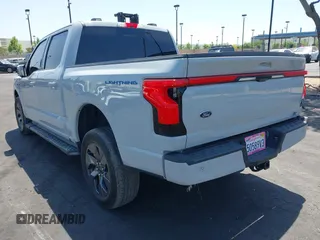 2023 Ford F-150 Lightning Pro z VIN 1FTVW1EL3PWG20829, wystawiony jako IAAI lot #42357162 z przebiegiem 52 553 mil mil oraz . Historia ofert i sprzedaży dostępna na DreamBid. Obrazek 3.