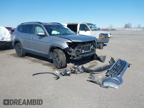 2024 Volkswagen Atlas SE with VIN 1V2KR2CAXRC524586, listed as a IAAI auction lot 41266446 with 15,417 mi miles and . Bid and sale history available at DreamBid. Image 1.