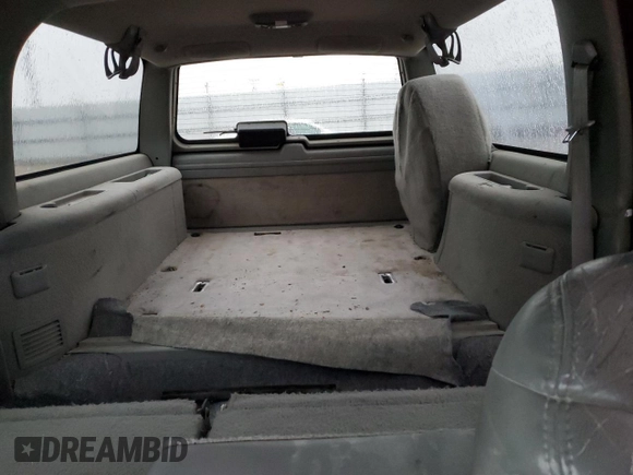 1996 Chevrolet Suburban z VIN 3GNFK16RXTG125871, wystawiony jako Copart lot #86401384 z przebiegiem 220 767 mil mil oraz Czysty tytuł • Clean title. Historia ofert i sprzedaży dostępna na DreamBid. Obrazek 10.