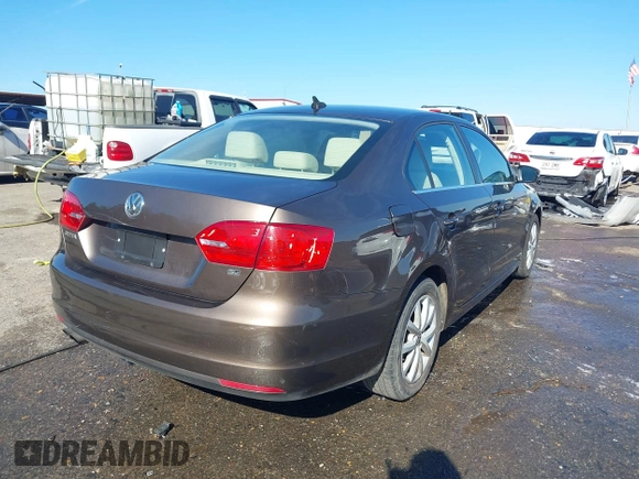2014 Volkswagen Jetta Sedan SE w/Connectivity with VIN 3VWD07AJ1EM361255, listed as a IAAI auction lot 41385849 with 166,124 mi miles. Bid and sale history available at carsss.com. Image 4.