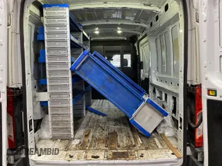 2017 Ford Transit z VIN 1FTYR2CM7HKA34715, wystawiony jako IAAI lot #42830885 z przebiegiem 300 799 mil mil oraz . Historia ofert i sprzedaży dostępna na DreamBid. Obrazek 7.