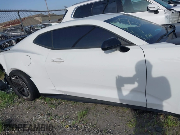 2018 Chevrolet Camaro ZL1 with VIN 1G1FJ1R61J0183374, listed as a IAAI auction lot 41622572 with 38,661 mi miles and . Bid and sale history available at DreamBid. Image 13.