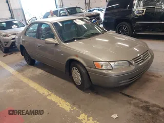 1998 Toyota Camry LE z VIN JT2BG22KXW0191636, wystawiony jako IAAI lot #42078438 z przebiegiem 266 154 mil mil oraz . Historia ofert i sprzedaży dostępna na DreamBid. Obrazek 1.