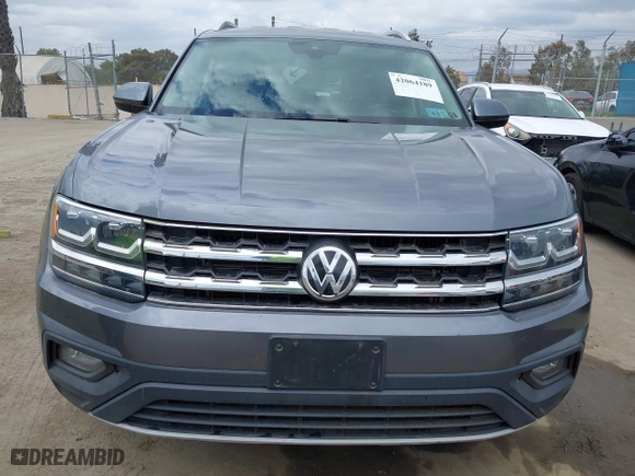 2018 Volkswagen Atlas 3.6L V6 SE with VIN 1V2LR2CA4JC560878, listed as a IAAI auction lot 42064189 with 142,834 mi miles. Bid and sale history available at carsss.com. Image 6.