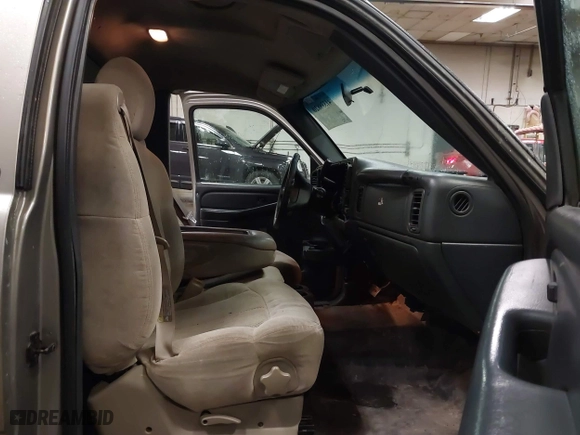 2000 Chevrolet Silverado 1500 with VIN 1GCEC14V9YE408018, listed as a IAAI auction lot 41339820 with 261,720 mi miles. Bid and sale history available at carsss.com. Image 5.