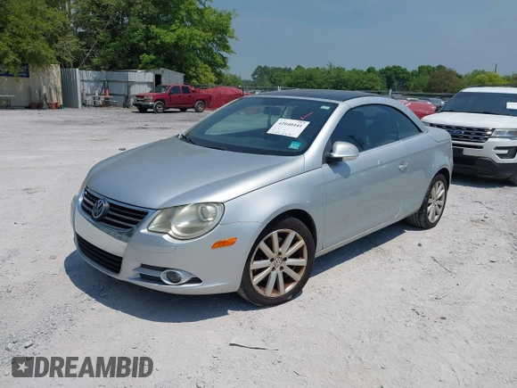 2008 Volkswagen Eos Turbo z VIN WVWBA71F58V030188, wystawiony jako IAAI lot #42040441 z przebiegiem 150 976 mil mil oraz . Historia ofert i sprzedaży dostępna na DreamBid. Obrazek 2.