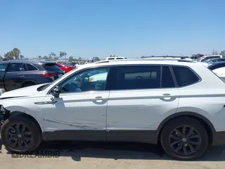 2024 Volkswagen Tiguan SE z VIN 3VVNB7AX4RM198923, wystawiony jako IAAI lot #42312597 z przebiegiem 6 827 mil mil oraz . Historia ofert i sprzedaży dostępna na DreamBid. Obrazek 14.