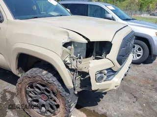 2017 Toyota Tacoma SR5 z VIN 3TMAZ5CN1HM026355, wystawiony jako IAAI lot #42060428 z przebiegiem 165 096 mil mil oraz . Historia ofert i sprzedaży dostępna na DreamBid. Obrazek 6.