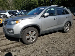 2013 Kia Sorento EX z VIN 5XYKUDA27DG360953, wystawiony jako Copart lot #48254445 z przebiegiem 134 637 mil mil oraz Szkoda całkowita • Salvage title. Historia ofert i sprzedaży dostępna na DreamBid. Obrazek 1.