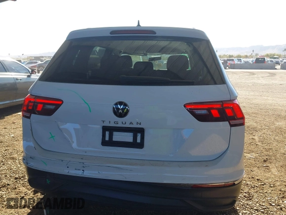 2022 Volkswagen Tiguan S z VIN 3VV1B7AX2NM001840, wystawiony jako IAAI lot #41425588 z przebiegiem 28 720 mil mil oraz . Historia ofert i sprzedaży dostępna na DreamBid. Obrazek 16.