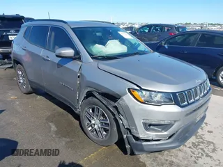 2019 Jeep Compass Altitude z VIN 3C4NJCBB1KT819754, wystawiony jako IAAI lot #42083019 z przebiegiem 79 949 mil mil oraz . Historia ofert i sprzedaży dostępna na DreamBid. Obrazek 1.