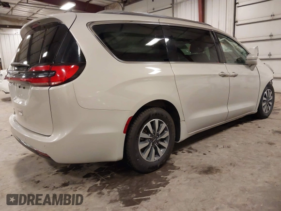 2021 Chrysler Pacifica Touring L with VIN 2C4RC1BG7MR531772, listed as a IAAI auction lot 41834392 with 156,123 mi miles and . Bid and sale history available at DreamBid. Image 4.