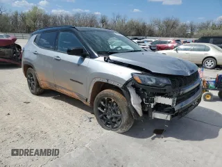 2024 Jeep Compass Latitude z VIN 3C4NJDBN9RT588189, wystawiony jako Copart lot #50189415 z przebiegiem 15 039 mil mil oraz Szkoda całkowita • Salvage title. Historia ofert i sprzedaży dostępna na DreamBid. Obrazek 4.