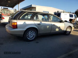 1999 Saturn SW z VIN 1G8ZK8271XZ368987, wystawiony jako Copart lot #82610964 z przebiegiem 222 100 mil mil oraz Tytuł czysty. Historia ofert i sprzedaży dostępna na DreamBid. Obrazek 3.