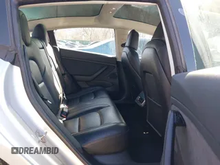 2018 Tesla Model 3 Long Range Battery z VIN 5YJ3E1EB3JF117007, wystawiony jako IAAI lot #41753572 z przebiegiem 82 444 mil mil oraz . Historia ofert i sprzedaży dostępna na DreamBid. Obrazek 8.