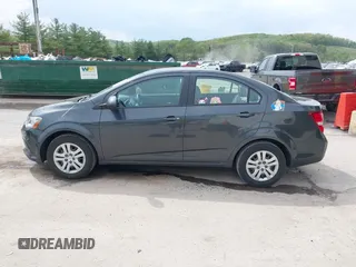 2017 Chevrolet Sonic LS z VIN 1G1JB5SG3H4135041, wystawiony jako IAAI lot #42168751 z przebiegiem 91 312 mil mil oraz . Historia ofert i sprzedaży dostępna na DreamBid. Obrazek 13.