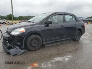 2009 Nissan Versa 1.6 z VIN 3N1CC11EX9L465053, wystawiony jako Copart lot #58202265 z przebiegiem 212 058 mil mil oraz Szkoda całkowita • Salvage title. Historia ofert i sprzedaży dostępna na DreamBid. Obrazek 1.