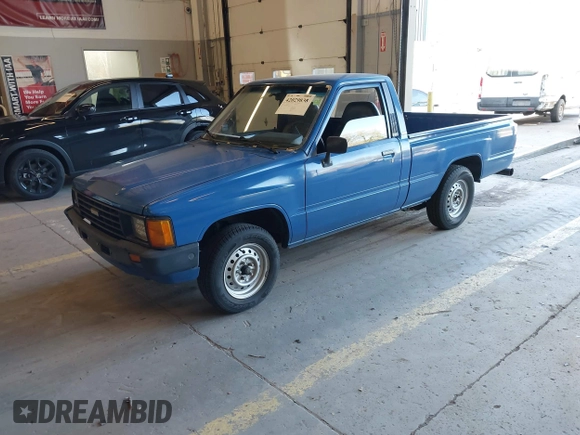 1985 Toyota Pickup z VIN JT4RN50RXF0083921, wystawiony jako IAAI lot #42029838 z przebiegiem 249 994 mil mil oraz . Historia ofert i sprzedaży dostępna na DreamBid. Obrazek 17.