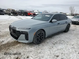 2023 BMW i7 xDrive60 z VIN WBY53EJ02PCM90599, wystawiony jako Copart lot #44817105 z przebiegiem 8324 mil mil oraz Szkody całkowita. Historia ofert i sprzedaży dostępna na DreamBid. Obrazek 1.