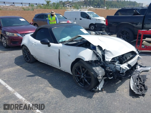 2016 Mazda MX-5 Miata Club z VIN JM1NDAC75G0113400, wystawiony jako IAAI lot #42143080 z przebiegiem 48 579 mil mil oraz . Historia ofert i sprzedaży dostępna na DreamBid. Obrazek 1.