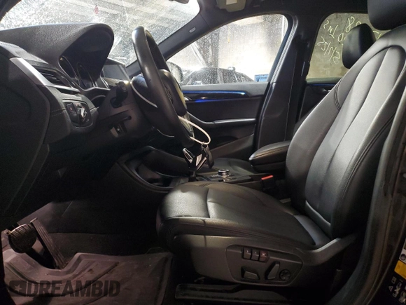 2020 BMW X1 xDrive28i с VIN WBXJG9C09L5P27471, выставлен на аукционе Copart как лот 56573215 с пробегом 56 594 миль миль и Списание • Salvage title. История ставок и продаж доступна на DreamBid. Изображение 7.