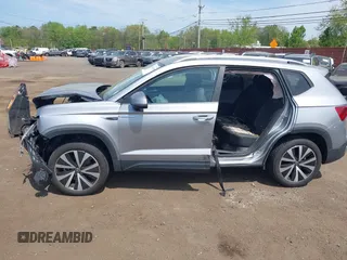 2023 Volkswagen Taos SE z VIN 3VVEX7B24PM342309, wystawiony jako IAAI lot #42138958 z przebiegiem 18 787 mil mil oraz . Historia ofert i sprzedaży dostępna na DreamBid. Obrazek 17.