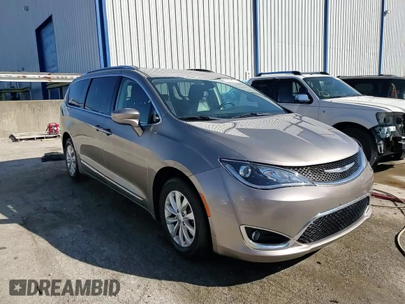 2018 Chrysler Pacifica Touring L Plus z VIN 2C4RC1EG7JR261627, wystawiony jako Copart lot #46944335 z przebiegiem 97 491 mil mil oraz Szkody całkowita. Historia ofert i sprzedaży dostępna na DreamBid. Obrazek 14.