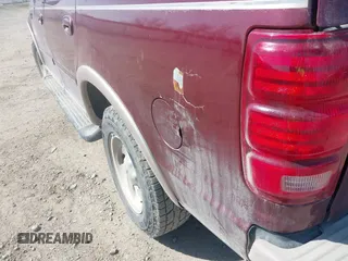 1998 Ford Expedition XLT z VIN 1FMPU18L0WLB53634, wystawiony jako IAAI lot #41895376 z przebiegiem 223 475 mil mil oraz . Historia ofert i sprzedaży dostępna na DreamBid. Obrazek 13.