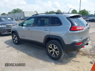 2015 Jeep Cherokee Trailhawk z VIN 1C4PJMBS5FW615313, wystawiony jako IAAI lot #42250873 z przebiegiem 148 008 mil mil oraz . Historia ofert i sprzedaży dostępna na DreamBid. Obrazek 3.