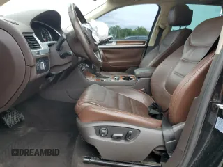 2012 Volkswagen Touareg Sport z VIN WVGEF9BP7CD009824, wystawiony jako Copart lot #58311915 z przebiegiem 154 397 mil mil oraz Szkoda całkowita • Salvage title. Historia ofert i sprzedaży dostępna na DreamBid. Obrazek 7.