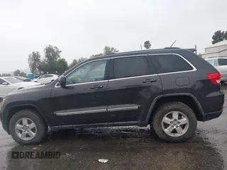 2011 Jeep Grand Cherokee Laredo z VIN 1J4RR4GG1BC566381, wystawiony jako IAAI lot #41547199 z przebiegiem 215 157 mil mil oraz . Historia ofert i sprzedaży dostępna na DreamBid. Obrazek 14.