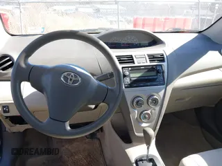 2009 Toyota Yaris z VIN JTDBT903291338232, wystawiony jako IAAI lot #41699916 z przebiegiem Nie podano mil oraz . Historia ofert i sprzedaży dostępna na DreamBid. Obrazek 15.