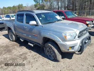 2015 Toyota Tacoma z VIN 5TFLU4EN7FX118530, wystawiony jako IAAI lot #41638608 z przebiegiem 116 143 mil mil oraz . Historia ofert i sprzedaży dostępna na DreamBid. Obrazek 1.