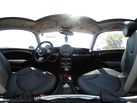 2009 MINI Hardtop z VIN WMWMF33549TU71313, wystawiony jako IAAI lot #42483891 z przebiegiem 122 577 mil mil oraz . Historia ofert i sprzedaży dostępna na DreamBid. Obrazek 18.