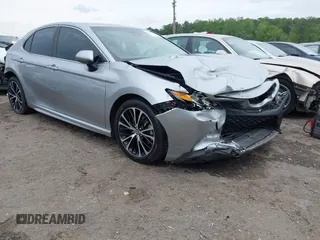 2018 Toyota Camry LE z VIN 4T1B11HK3JU129549, wystawiony jako IAAI lot #42159243 z przebiegiem 76 299 mil mil oraz . Historia ofert i sprzedaży dostępna na DreamBid. Obrazek 1.
