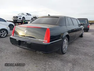 2009 Cadillac DTS Professional Limousine z VIN 1GEEK90Y69U550200, wystawiony jako IAAI lot #40908599 z przebiegiem 56 415 mil mil oraz . Historia ofert i sprzedaży dostępna na DreamBid. Obrazek 4.
