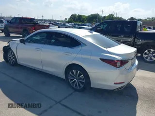 2019 Lexus ES with VIN 58ABZ1B13KU027719, listed as a IAAI auction lot 41945226 with 37,453 mi miles. Bid and sale history available at carsss.com. Image 3.