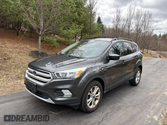 2018 Ford Escape SE z VIN 1FMCU9GD9JUB85704, wystawiony jako Copart lot #57363735 z przebiegiem 136 440 mil mil oraz Czysty tytuł • Clean title. Historia ofert i sprzedaży dostępna na DreamBid. Obrazek 2.