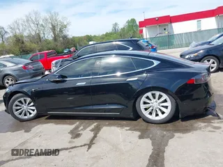 2017 Tesla Model S 60 z VIN 5YJSA1E13HF228486, wystawiony jako IAAI lot #42092686 z przebiegiem 78 089 mil mil oraz . Historia ofert i sprzedaży dostępna na DreamBid. Obrazek 14.