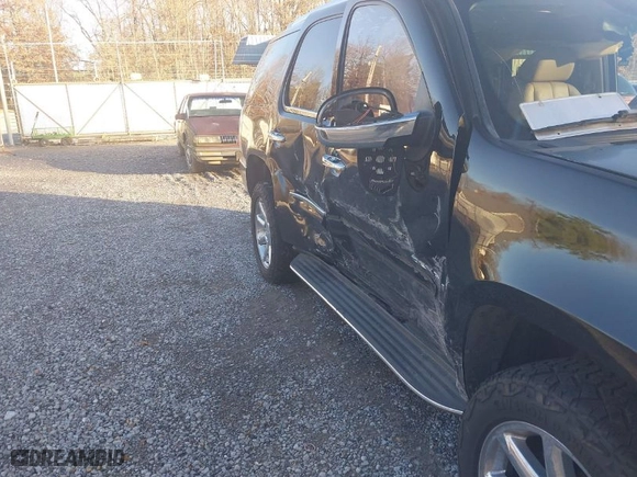 2008 GMC Yukon Denali with VIN 1GKFK63858J134120, listed as a IAAI auction lot 41126138 with 161,794 mi miles. Bid and sale history available at carsss.com. Image 6.