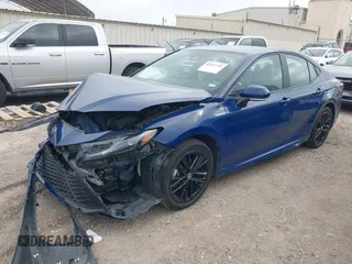 2025 Toyota Camry LE z VIN 4T1DAACK7SU034414, wystawiony jako IAAI lot #42402941 z przebiegiem 22 553 mil mil oraz . Historia ofert i sprzedaży dostępna na DreamBid. Obrazek 2.